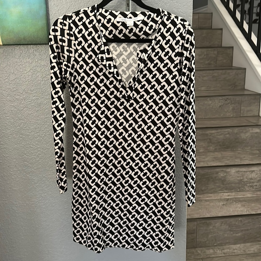 Diane von Furstenberg  Black White Geometric Print
Dress 100% Silk size 2.